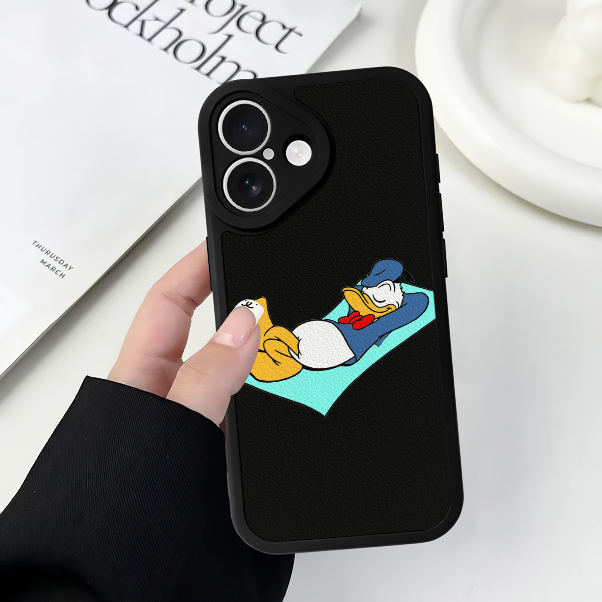 （画像用） ミッキーマウス Mickey Mouse 【iPhone 16シリーズ対応】シリコンスマホケース（レザー調） 材質：シリコン